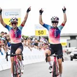 Katarzyna Niewiadoma, à gauche, a laissé la victoire à sa coéquipière Neve Bradbury. KEYSTONE/GIAN EHRENZELLER